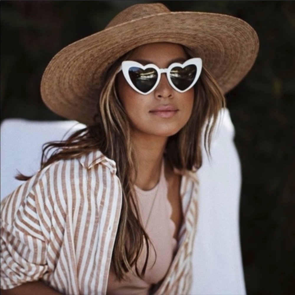 - NEW White Fashion Heart Cat Eye Sunglasses *NEW*